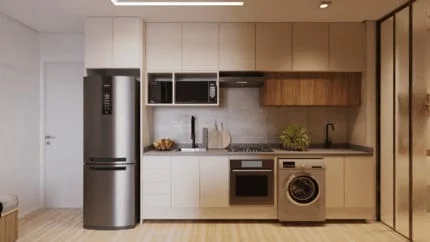 Cozinha decorada com armários planejados, bancada de granito, fogão embutido e eletrodomésticos modernos.